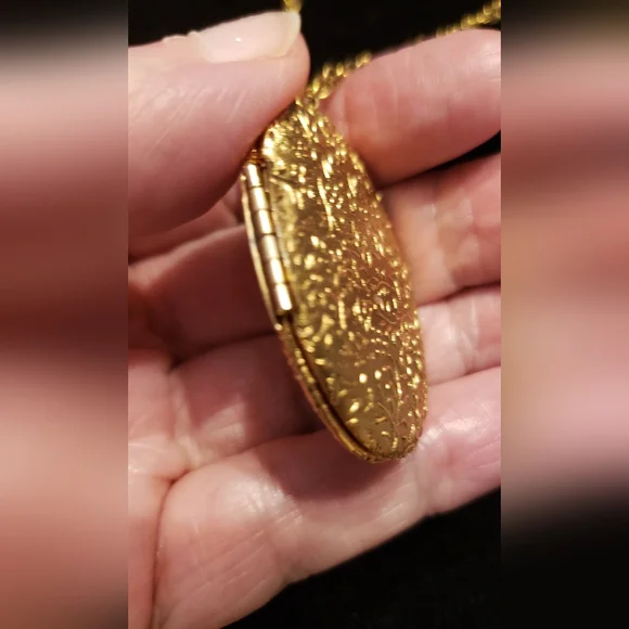 Gold Trifari "Gold Crown" Vintage Mourning Locket Necklace In Perfect Condition. - Picture 6 of 7